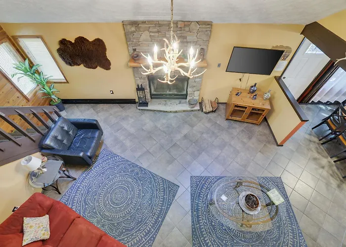 Chalet Renovated Near Casino, Camelback , Kalahari 4Bdrms Firepit Hot Tub Game Room