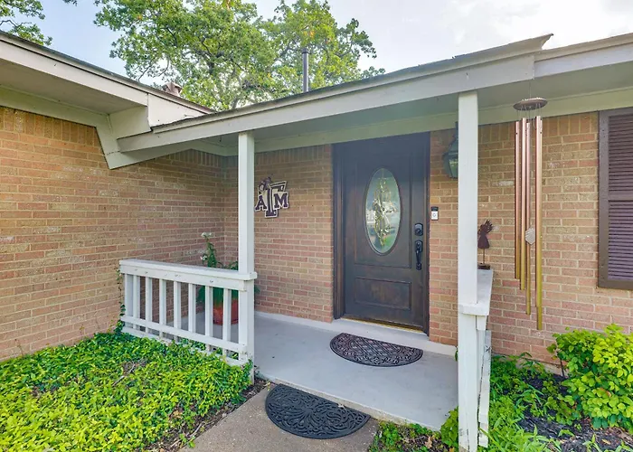 Lovely Bryan Home W/ Deck - 4 Mi To Kyle Field!