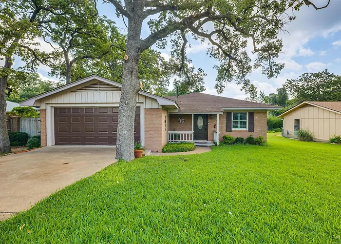 Lovely Bryan Home W/ Deck - 4 Mi To Kyle Field!