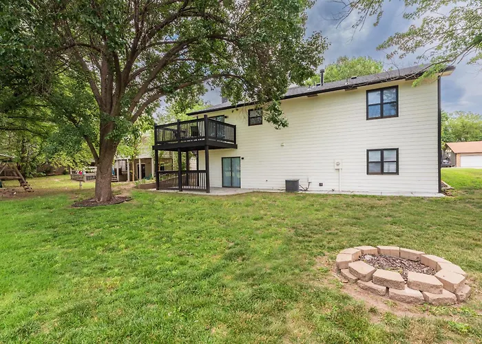 Beautiful 6 Bed 3 Bath Home In Quiet Neighborhood
