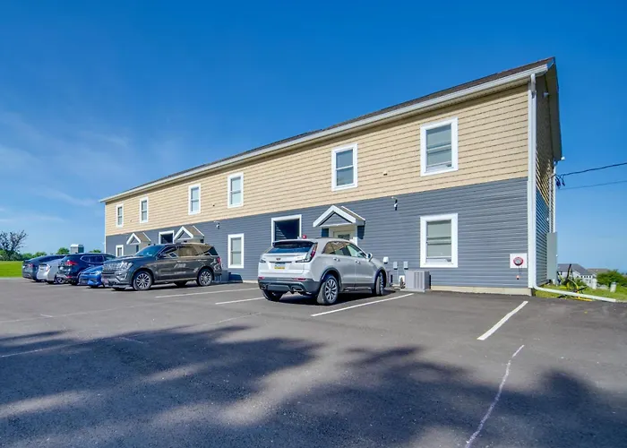 4 Mi To Lake: Golf-View Erie Condo W/ Porch