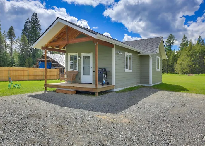 Peaceful Bonners Ferry Cabin W/ Deck & Mtn Views!