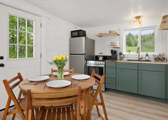 Charming & Freshly Restored Farmhouse 1 Mile From Center Of Stowe