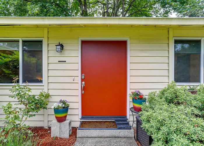 Close To Light Rail! Sammamish Home W/ Hot Tub