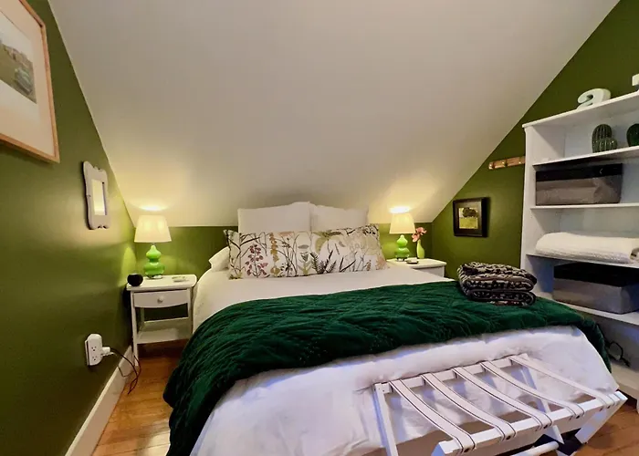 1890 Capecod Farmhouse:Charming, Private, Spacious