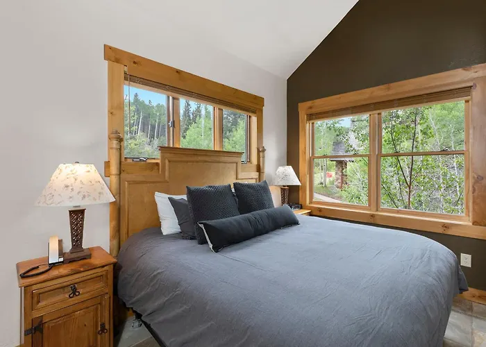 2 Bedroom Condominium - Luxury Skiin And Out