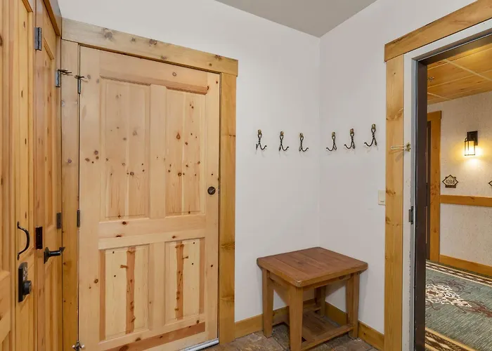 2 Bedroom Condominium - Luxury Skiin And Out