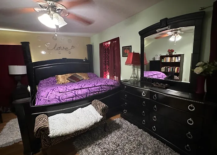 Colorful 3 Bedrooms Twin Home Near Center