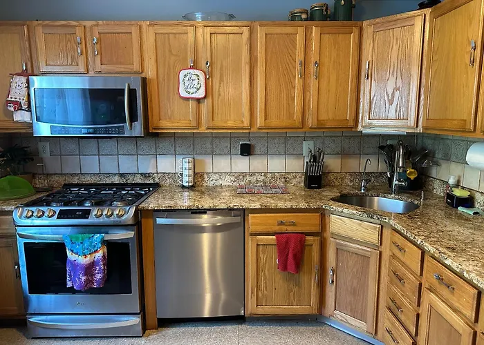 Colorful 3 Bedrooms Twin Home Near Center