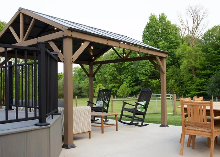 Maple Retreat With Big Pool