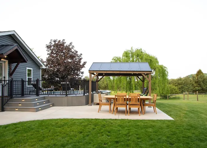 Maple Retreat With Big Pool