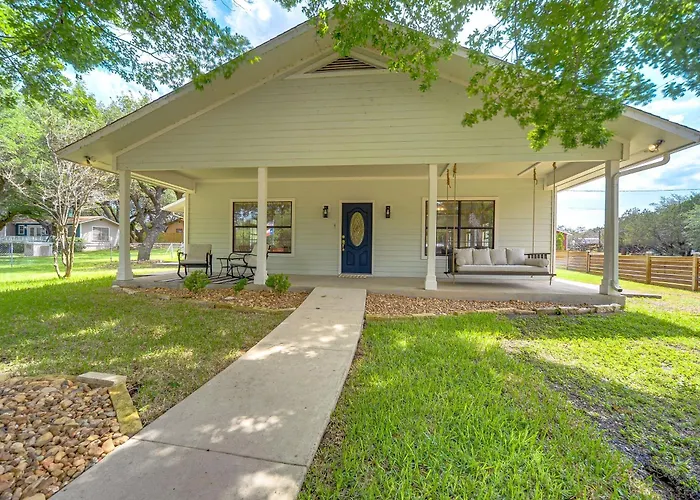 Texas Hill Country Retreat - Walk To Nueces River!