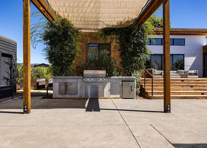 Luxury Villa Year-Round Heated Pool Hot Tub Fire Pit Lawn