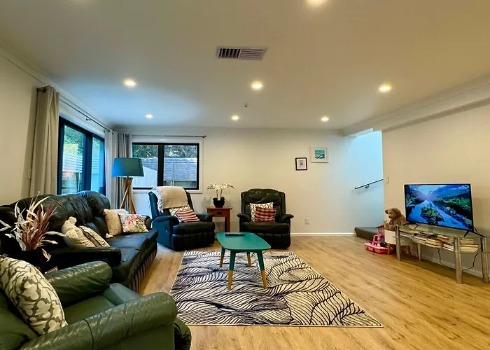 No Party Allowed, Entire Brand New 3 Bedroom Townhouse, Free Unlimited Fibre Wifi And Free Parking