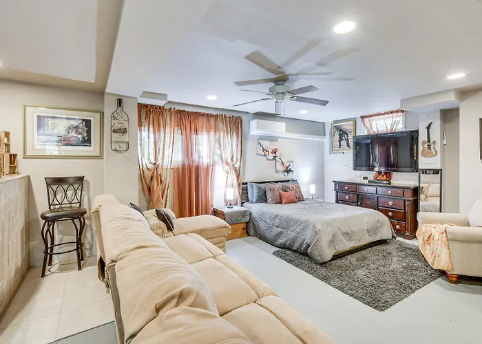 3 Mi To Lake Redman: Home W/ Furnished Pergola!