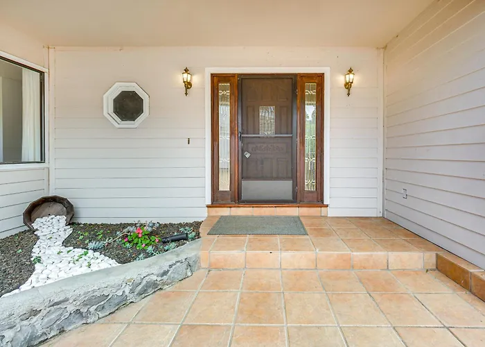 Secluded Waimea Hideaway W/ Lanai & Views!