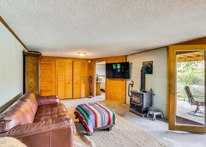 Dubois Riverfront Lodge W/ On-Site Fishing & Views