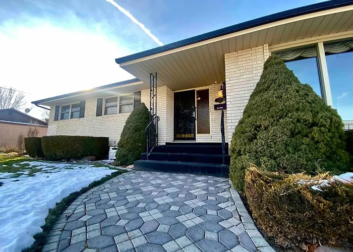 Roomy Midtown Home-Large And Central To Everything