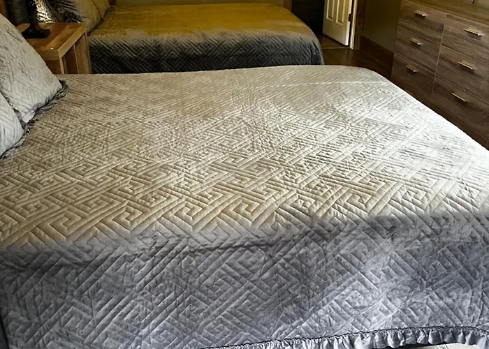 Parkway Yellowstone Guest House Room #2
