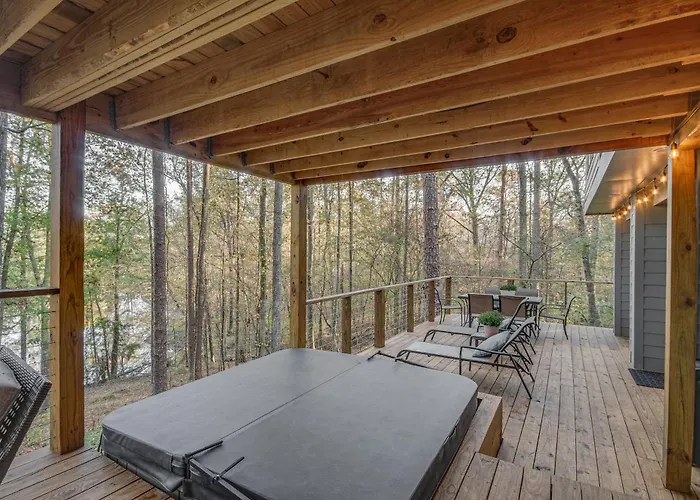 Mississippi Retreat W/ Hot Tub, Deck & Lake Views!