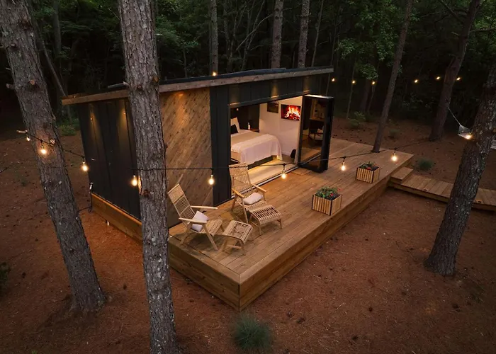 Glamping Cabin With Private Deck And Hot Tub!