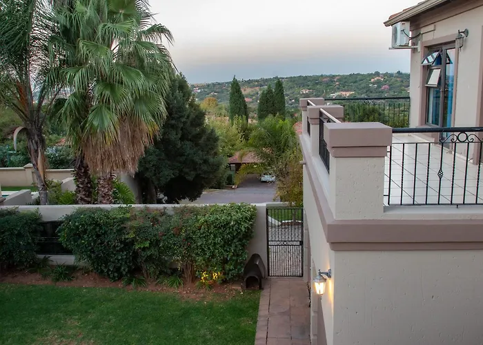 Large & Luxurious Hillside Villa - Featherbrooke Estate