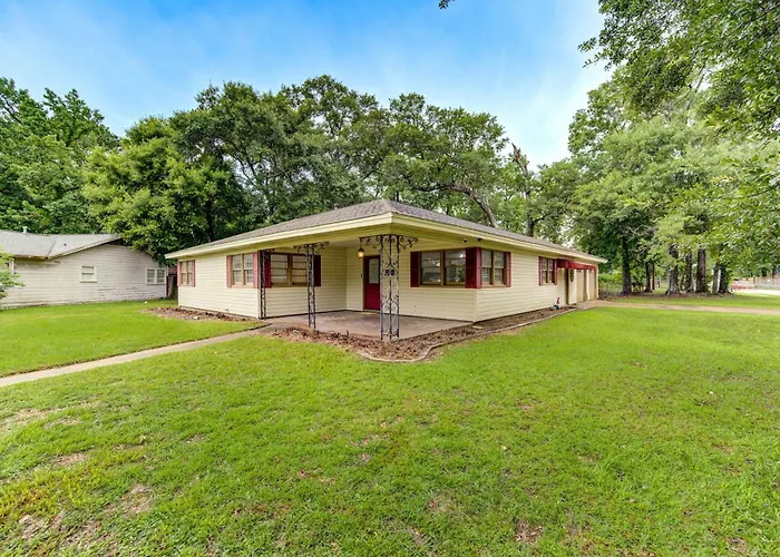 Spacious 5 Bed Home With Massage Chair And Futsball Table