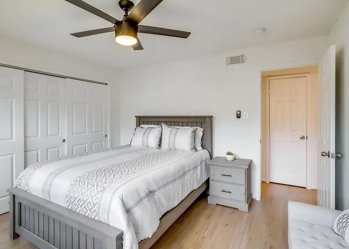 Chic Montgomery Condo W/ Balcony + Pool Access!