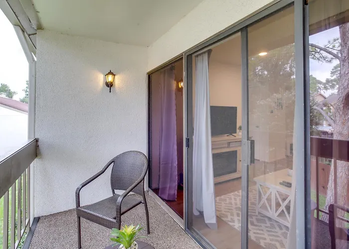 Chic Montgomery Condo W/ Balcony + Pool Access!