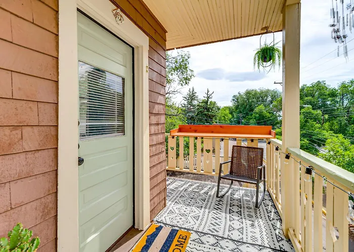 Deck & Fire Pit: Manitou Mountain Retreat