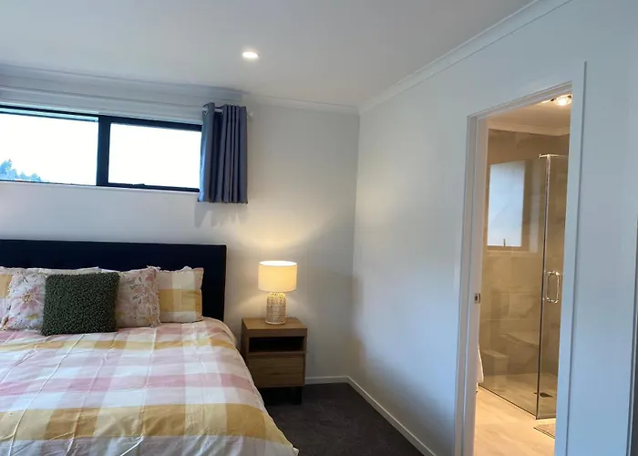 Modern Chic - Ideal Location - 5 Bedrooms - In Rotorua