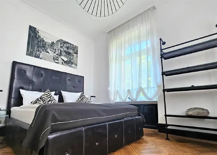 Historical Luxury Homes - Stadtvilla mit Jacuzzi und Garten