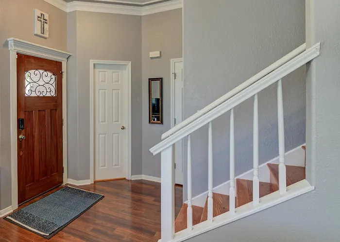Spacious 3Br Retreat Close To Downtown & Outlets