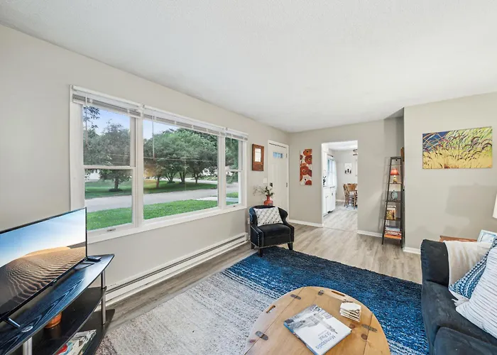 Daffodil House - Large 6 Bedroom Accessible Rental