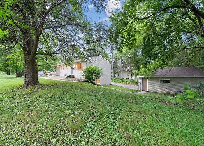 Daffodil House - Large 6 Bedroom Accessible Rental