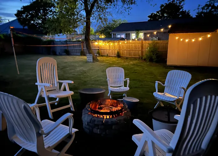 A Cozy Cape House Steps To Restaurants & Beaches ~1.4 Miles Down Scenic Roads