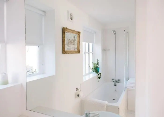Cute 1 Bed Townhouse In Jericho