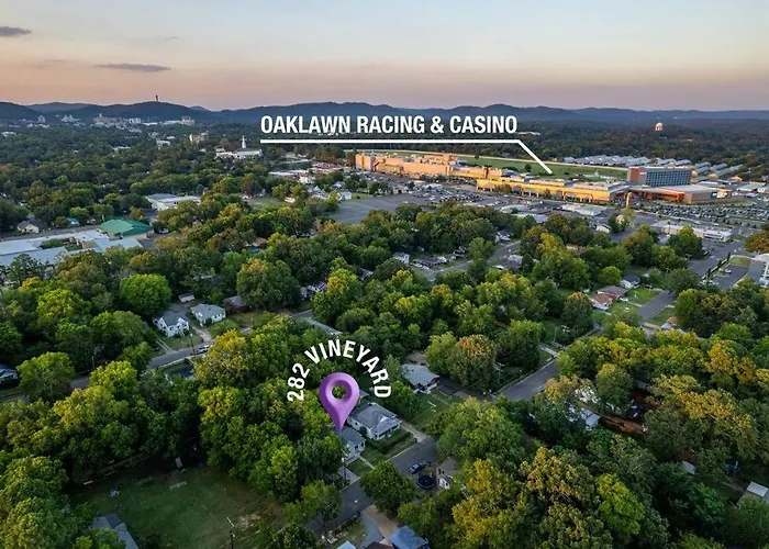 Vineyard Cottage-Pet Friendly & Walk To Oaklawn!
