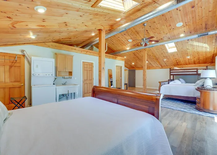 Peaceful Warrenville Home: 1 Mi To Herrick Lake!