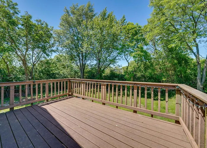 Peaceful Warrenville Home: 1 Mi To Herrick Lake!