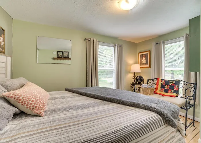 Visit Fife Lake & Traverse Bay! Farmhouse Hideaway