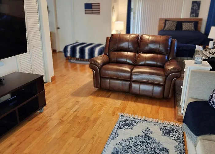 Classic Charm Close To Lake