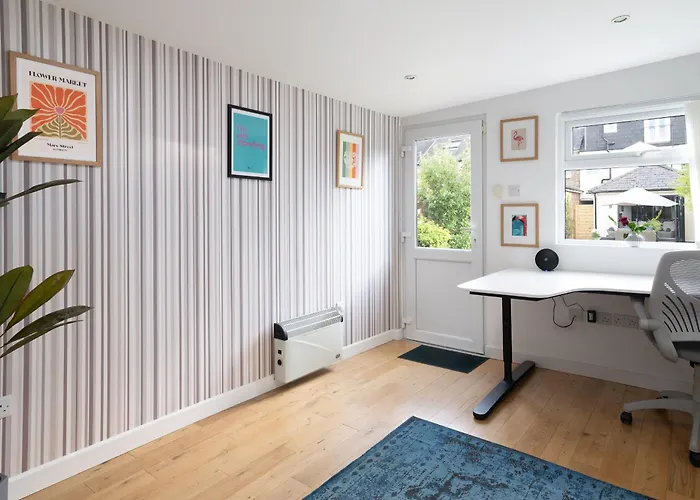 Luxury Family Home In Central Windsor With Large Garden, Games Room, Office, Parking & Pet-Friendly