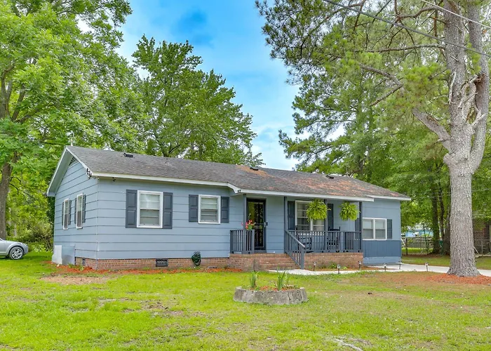 Backyard & Covered Porch! Cozy Mullins Retreat