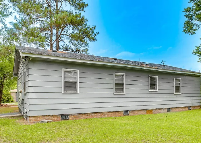 Backyard & Covered Porch! Cozy Mullins Retreat