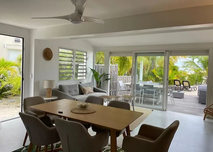 Palm Beach House, Stunning 2 Bedrooms Beachfront, Nettle Bay Beach Club