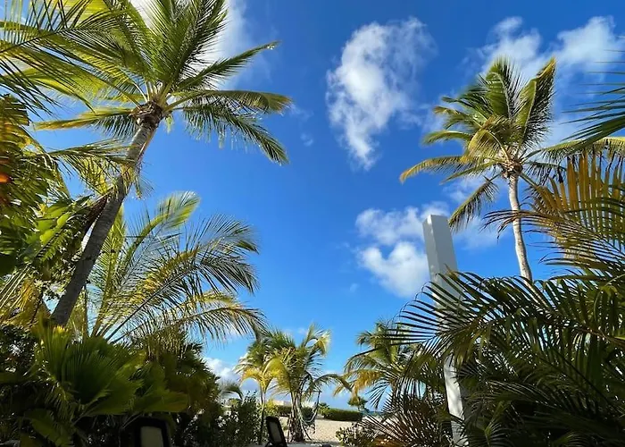 Palm Beach House, Stunning 2 Bedrooms Beachfront, Nettle Bay Beach Club