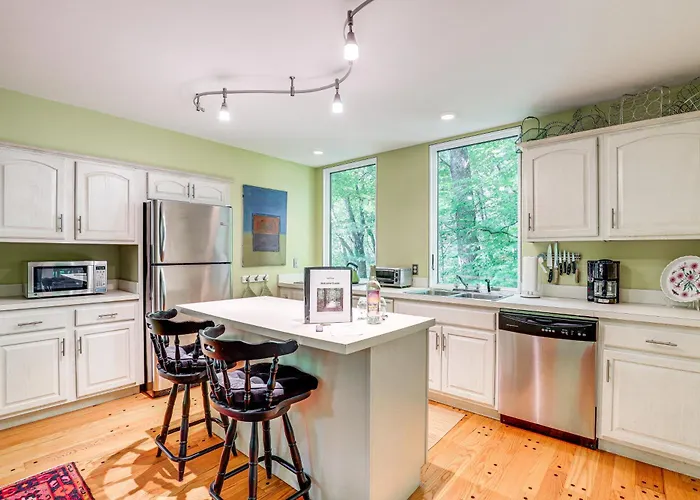 Explore Asheville! Secluded Couple'S Home W/ Deck