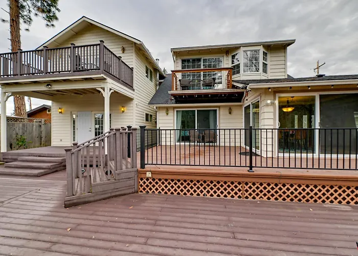 Spacious Grants Pass Home W/ Hot Tub & River Views