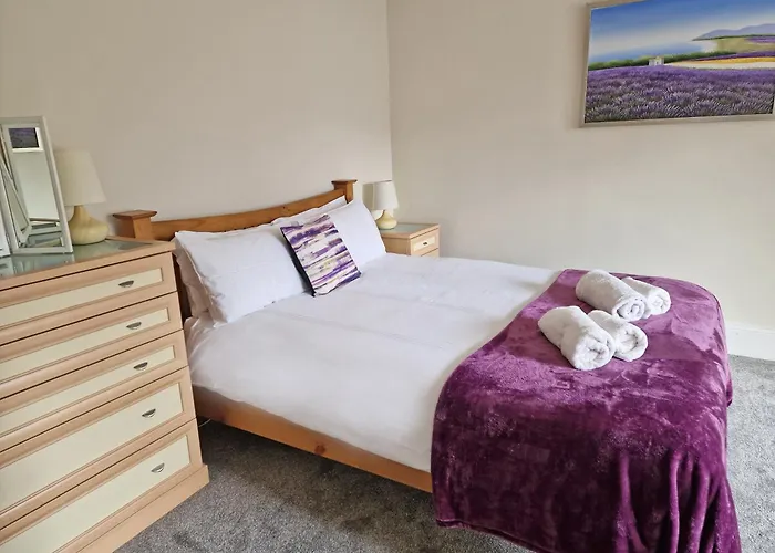 House - Sleeps 8 - Pets Ok - Parking